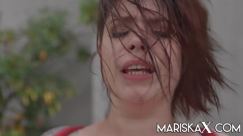Mariska x: Šukání kluka u bazénu