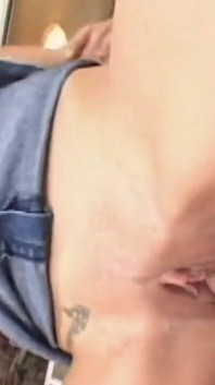 La calda bionda amante della sborra viene scopata come una cagna prima di prendere degli schizzi di sborra caldi sul viso