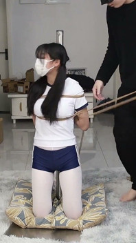 白丝女友用绳子束缚在铁柱子上，吊起双脚，振动器，挠痒全身