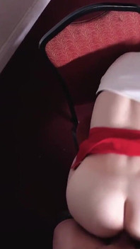 Sexy Gracie Gates se nemůže soustředit na její rozhovor, zatímco stroj ji buší