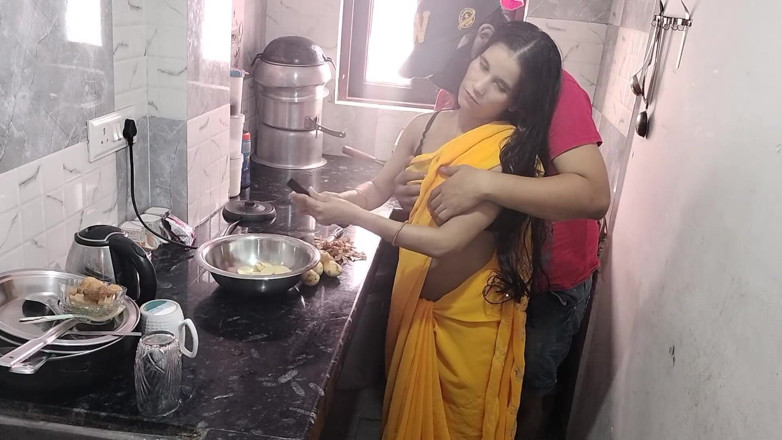 Your Preeti: Pasangan India berkongkek panas di dapur semasa isteri desi memasak...