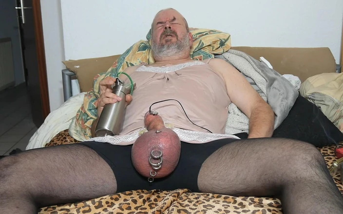Qualzucht: I Inflate My Scrotum, with Electrical Stimulation!