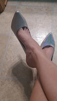 Stiletto schuh baumeln