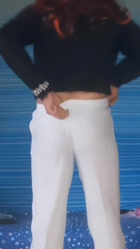 Provocante nei pantaloni da coniglietta bianca e tacchi rossi che si spoglia per le mie mutandine
