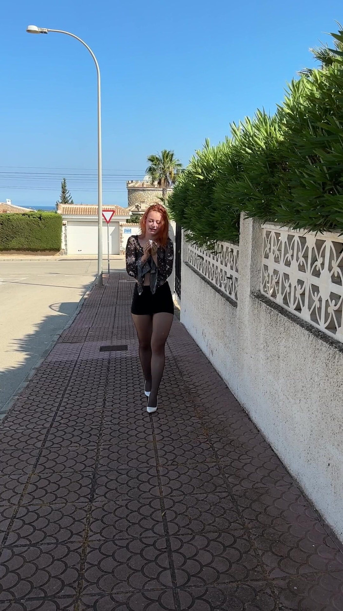 Sheryl X Sinclair: हार्किंग नाक। ऊँची एड़ी के जूते पर सड़कों पर मेरी नाक उड़ाना