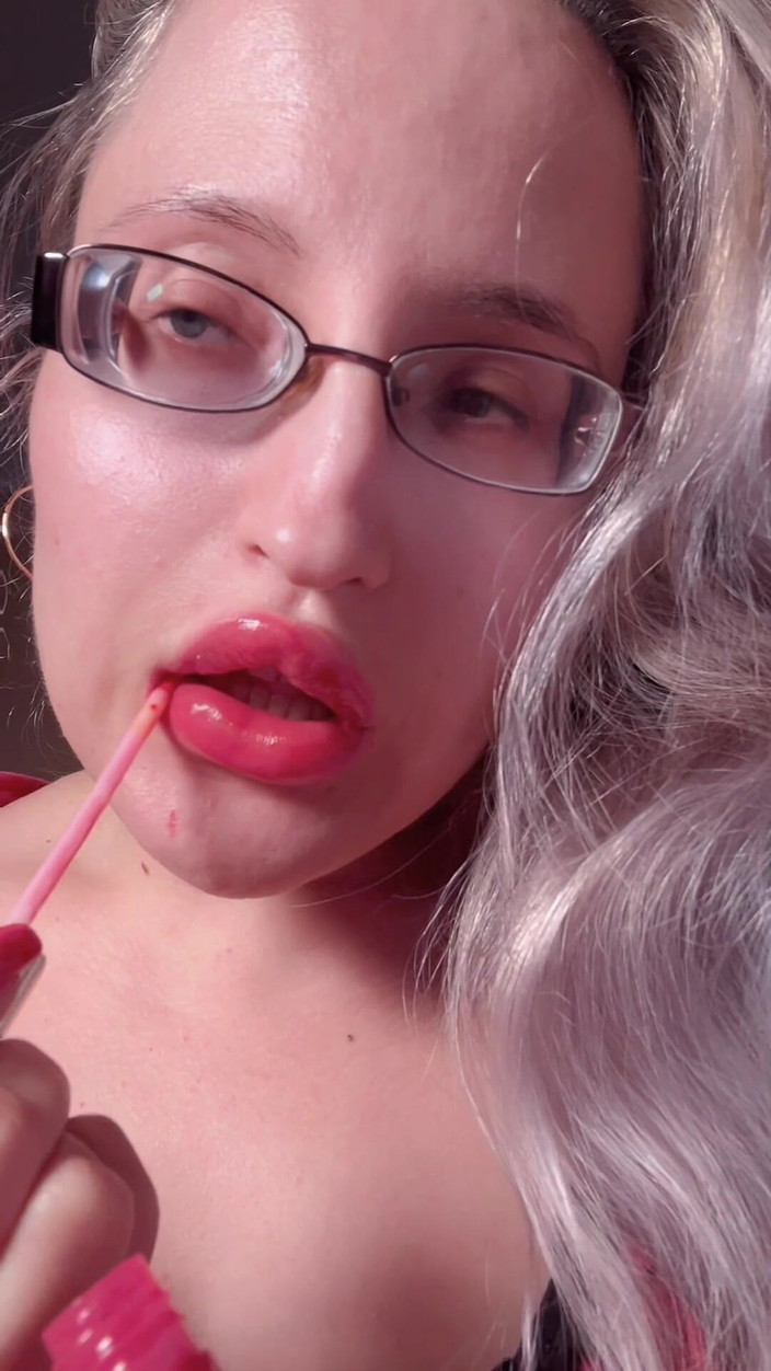 FinDom Goaldigger: Tussi, roter Lipgloss gefesselt