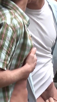 Ekskluzywne wideo Bez siodełka: Gorący facet ssie nawzajem kutasy, aż się pieprzą