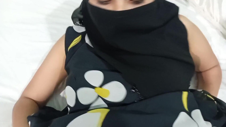 Dearshivani: Cette fille en hijab adore sucer des bites et sa...