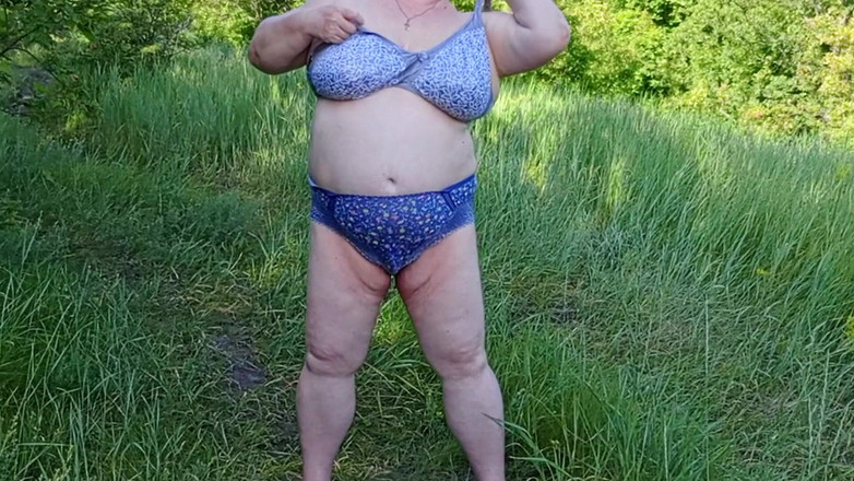 Zona901: The Neighbor Undressed in the Park and Staged a Pissing