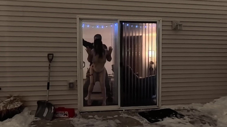 Mya Lane: Khoe hàng xóm và vợ đụ trên đi văng