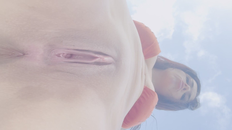 SoyMarce: 그녀는 수영장에서 혼자 걷고 있었다