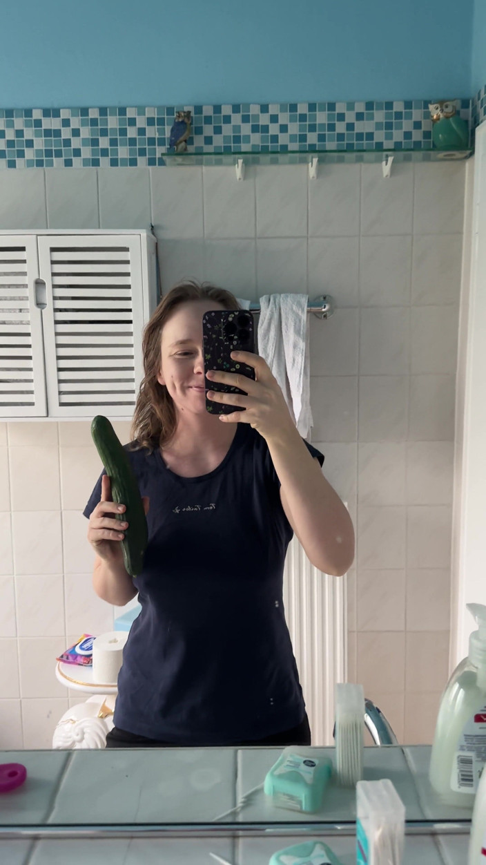 SweetLucy96: Il cetriolo è troppo spesso per la mia figa