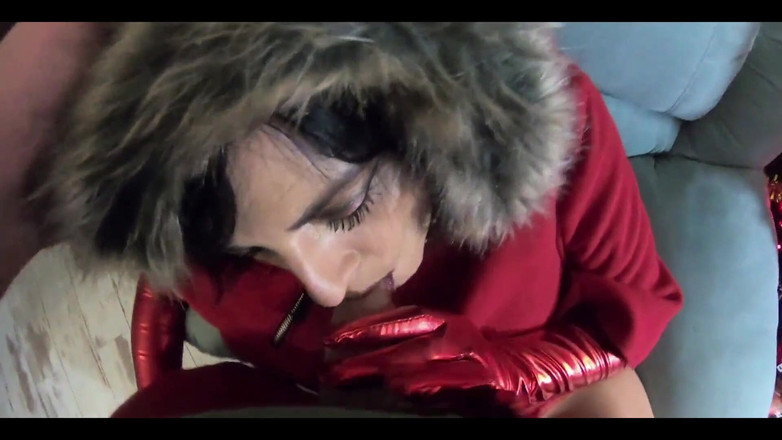 MilfyCalla: 圣诞老人的淫荡熟女口交，后入和射在手套和红色大衣上