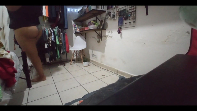 Karmicoxv: Une Brune mexicaine à gros cul plie ses vêtements en string