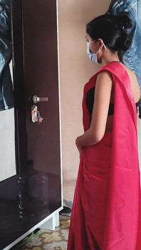 Desi Bhabhi zieht sich vor Devar um.