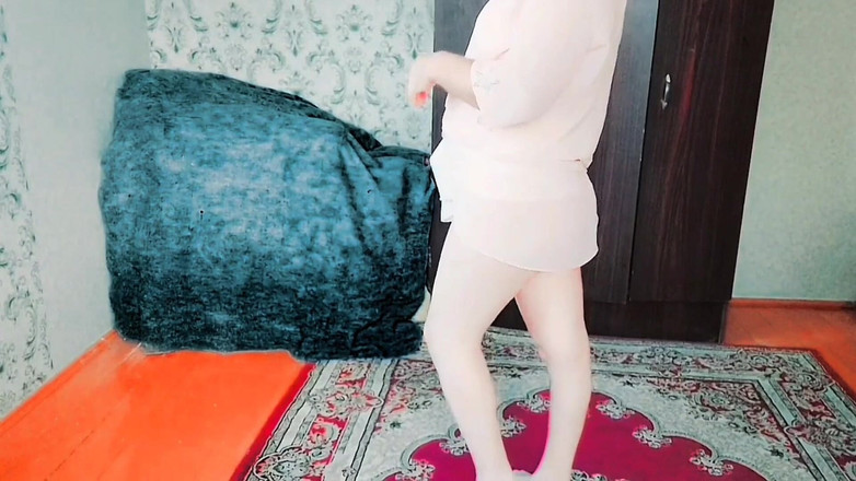 Kitty_Cross: Caliente flor vestido corto caliente ladyboy solo de baile striptease...