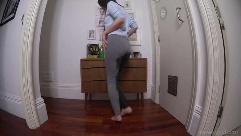 Faye Taylor: Faye taylor memoles dan kencing pakai legging abu-abu