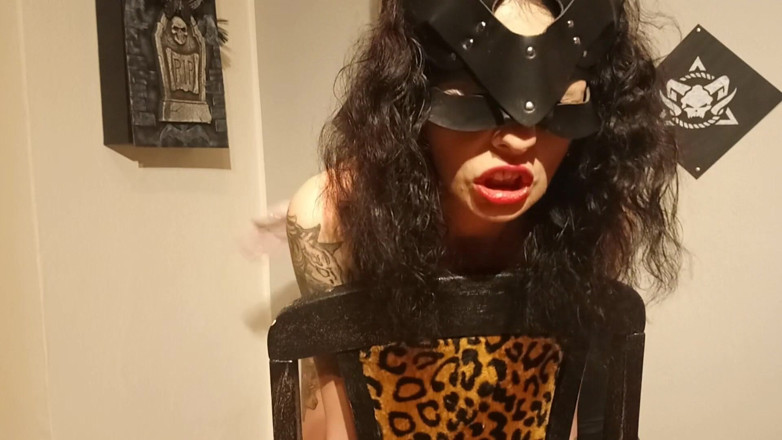Lucy Ravenblood: Fisting melampau dan jalang dikongkek