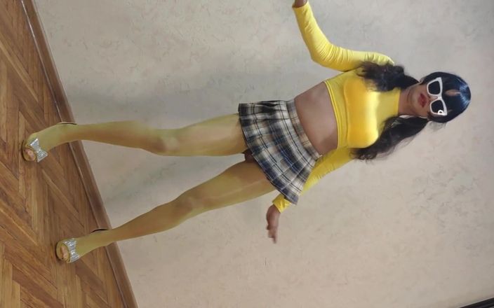 Little pony boy: पीले पेंटीहोज में बहिन पोनीबॉय छोटे लंड के साथ नाच रही है और अपना सुपर शरीर दिखा रही है