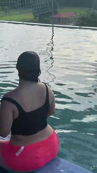 Fucking Seorang Wanita Colombia Yang Menelanjangi Saya Telanjang Di Kolam Renang