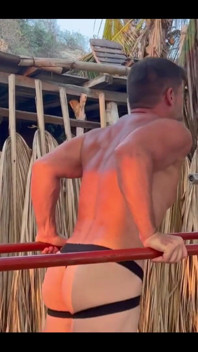 Mergulhos para tríceps e ombros treino nu na praia