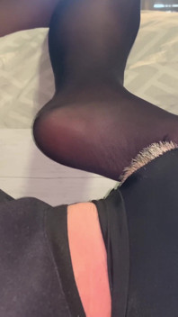 L’esclave Vénère Les Pieds De Sa Maîtresse