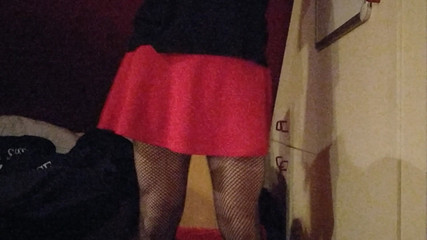 Joslin: Sissy joslin balla con un plug anale a coda