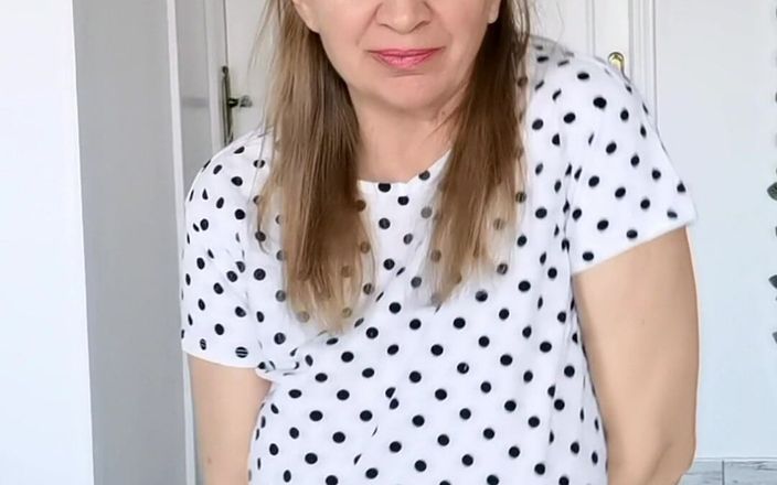 Maria Old: Spots and Dots: Hot GILF Mariaold Boob’s Whimsical Dance Moves