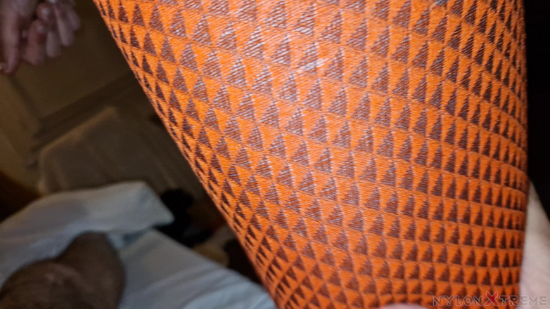 Nylon Xtreme: Vedere la persoana 1 cu Elena Clark- Futai în ciorapi portocalii