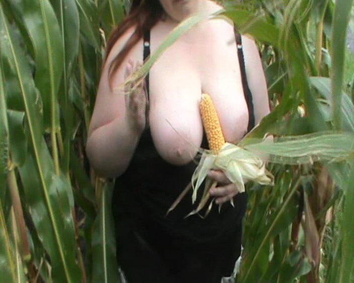 tammara big: Tammara no campo de milho