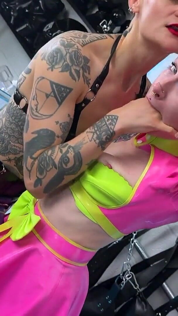 MistressAe: Lezbiyen pirsingli amcık sikişi: rosa fışkırtıyor ve salyalar