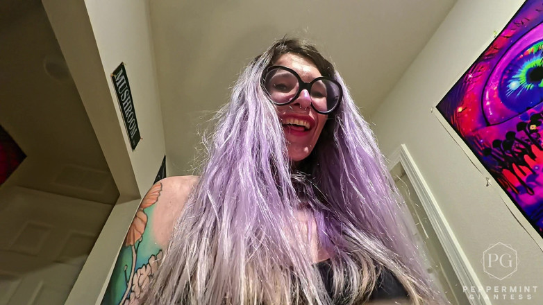 Peppermint Giantess: 6'7 继母拥有她可怜的短输家 - 巨人 pov 羞辱升降和携带