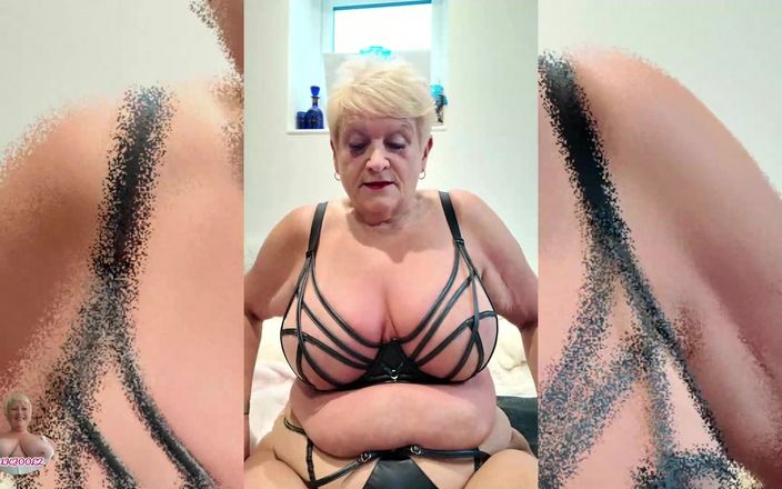 Uk Joolz: Aplicando batom vermelho e chupando vibrador