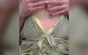 Miss Kaprizzz: 穿着浴袍的性感美女展示紧致的粉红色阴户和肛交和指法阴户