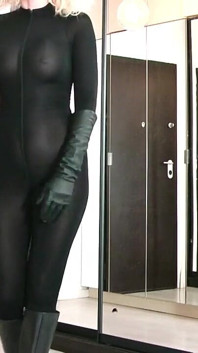 Joi Games em Spandex Catsuit