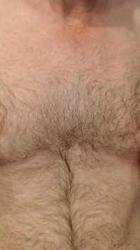 乳首の先端にトゲトゲクローバークランプがついている
