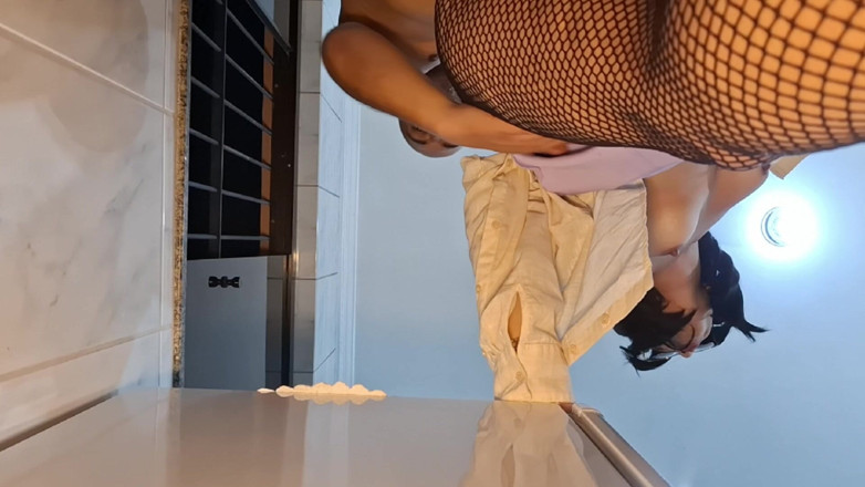 Gabi SweetCouplesStories: Výkonný pracovník dostal facku a pronikl do zadku v kanceláři.