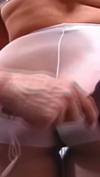 Une MILF insatiable en collants sheer sheer prend un gros jouet profondément