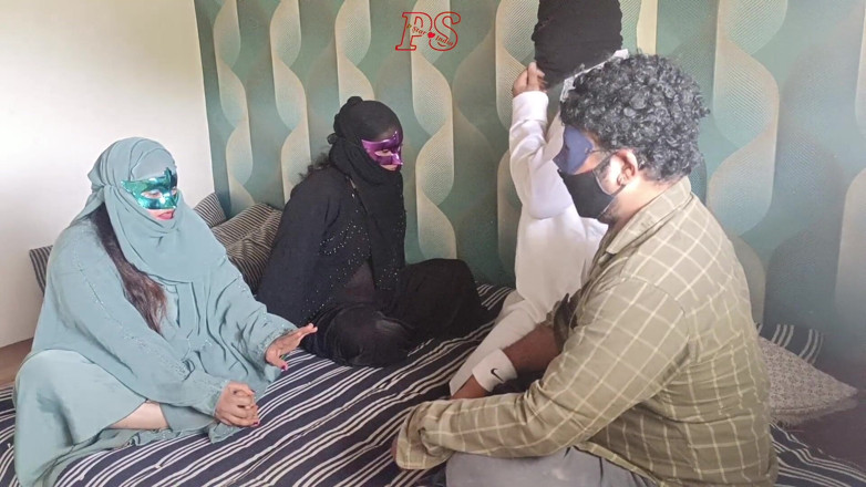 Pstarindia123: Due milf musulmane che indossano burqa sono stati scopate insieme...