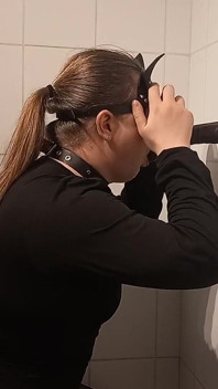 Klečící Sissy si užívá velké černé péro