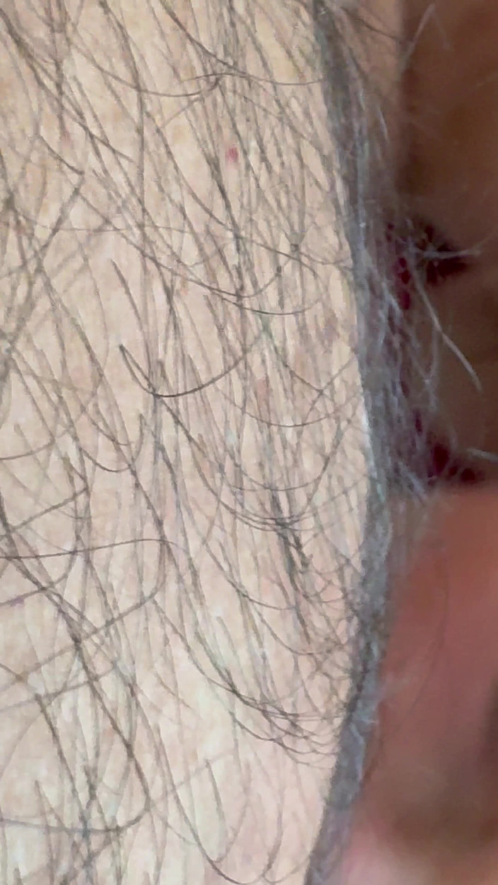 Bonewizzard69: POV à l’extérieur, lumière naturelle, une reine aux yeux verts se...