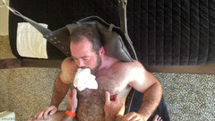 Muscle Bear Porn: Jos în partea de jos