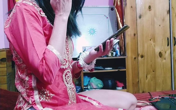 Bolly Karma: ホットな熟女は、コックを吸う前に煙を取得します