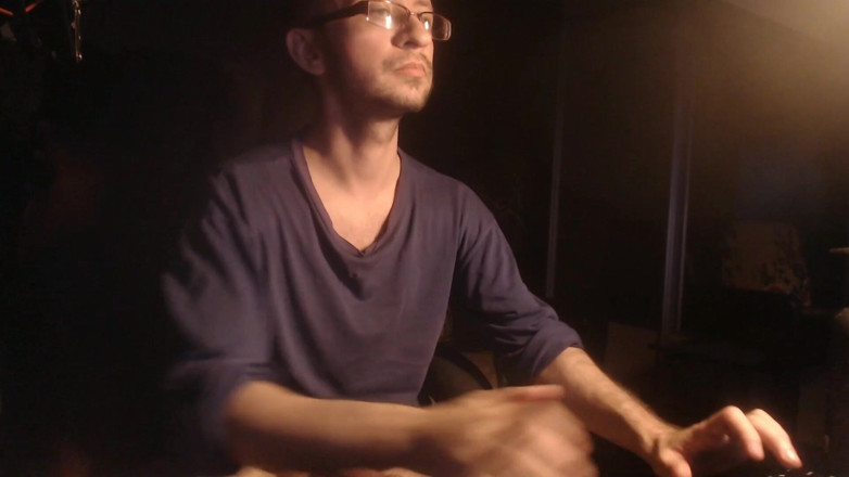 Alex Metallov: Ein typ spielt während einer webcam-show mit seinem schwanz