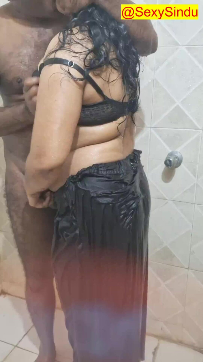 Sexy sindu: India esposa milf se baña en sari