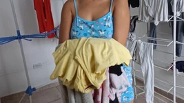 J'ai des relations sexuelles avec une fille du service que mon beau-père a engagé, il m'a baisée par les fesses dans la buanderie, je lui ai laissé la chatte