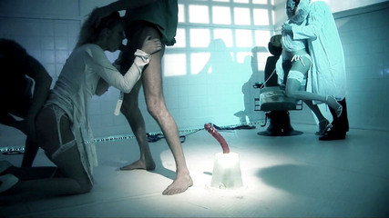 Hot Sex Party: Шлюшка в спрямлении участвует в горячем тройничке с двумя докторами