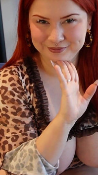 Vicina ficcanaso che rovina le relazioni