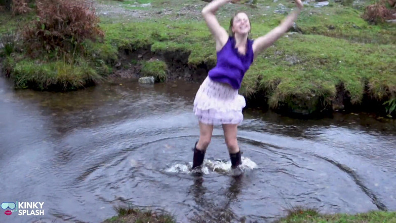UKCuteGirl Lucy Lauren: Welly Sploshing v botách a bez kalhotek!