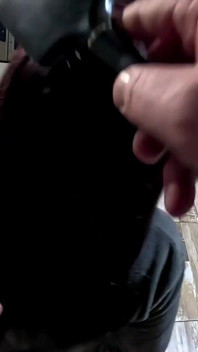 Une MILF en peignoir se sèche les cheveux et me brosse une pipe avec éjaculation dans les cheveux